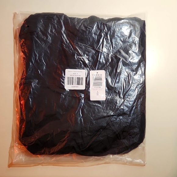 ❤️NWT VINTAGE TORRID BODYSUIT HALTER TIE-PUFF SLEEVE RUCHED FRONT SNAP BOTTOM - Picture 9 of 16